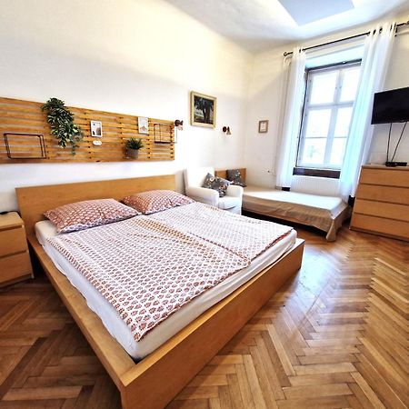 Varkeruelet Apartman Sopron Buitenkant foto