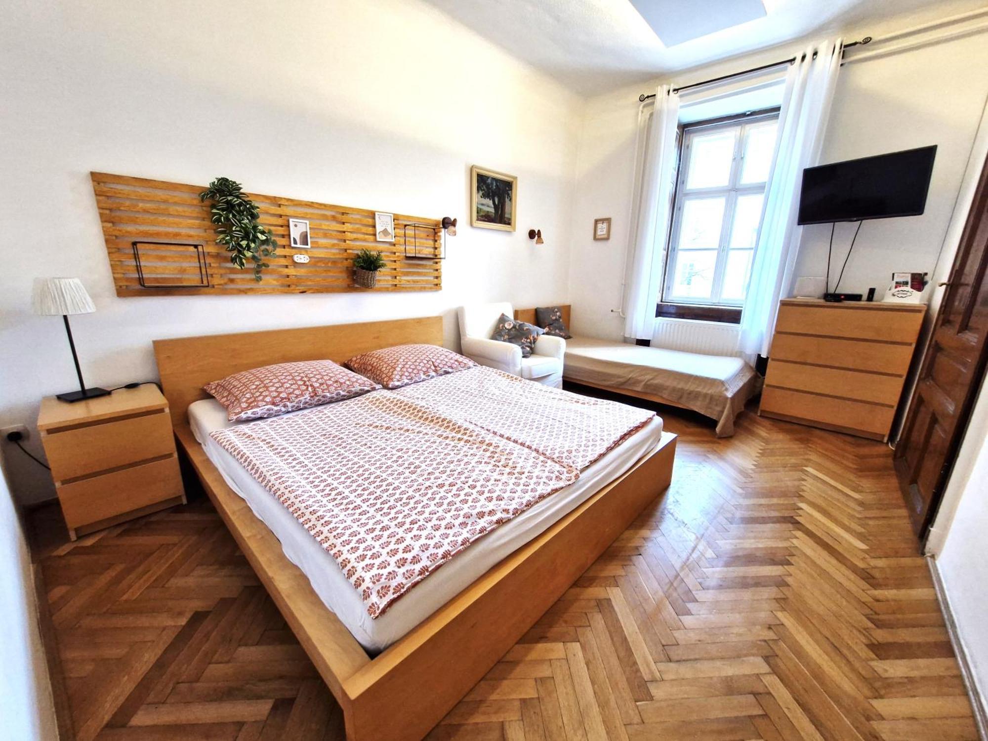 Varkeruelet Apartman Sopron Buitenkant foto