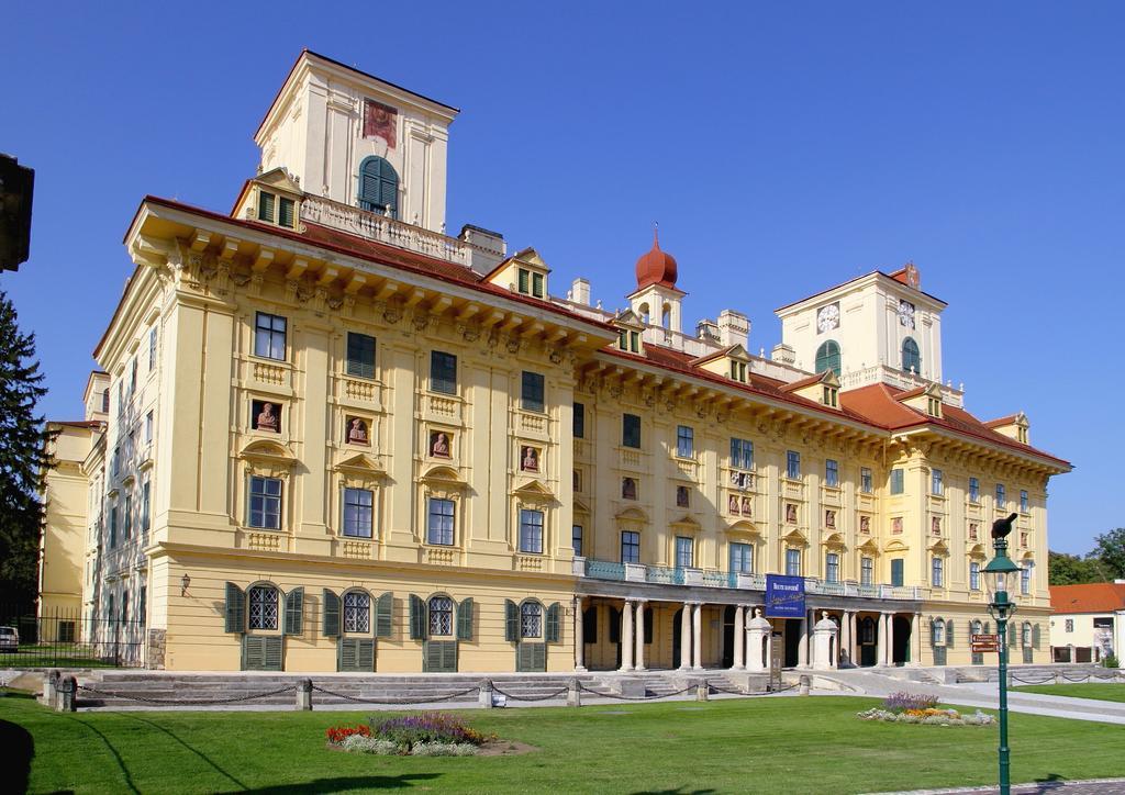 Varkeruelet Apartman Sopron Buitenkant foto