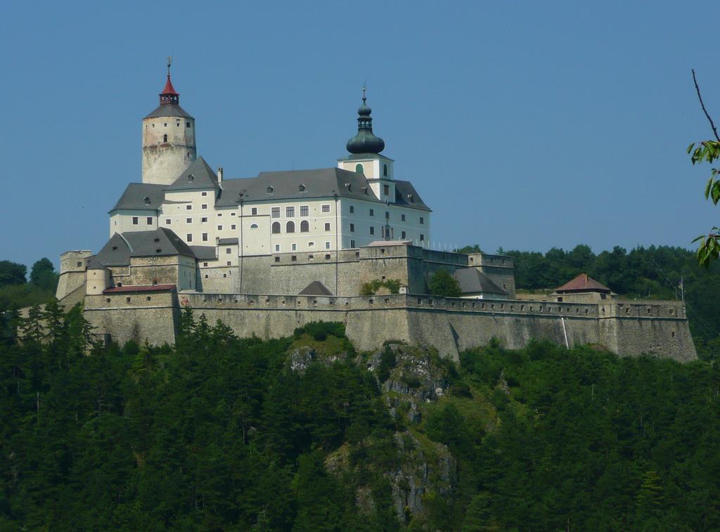 Varkeruelet Apartman Sopron Buitenkant foto