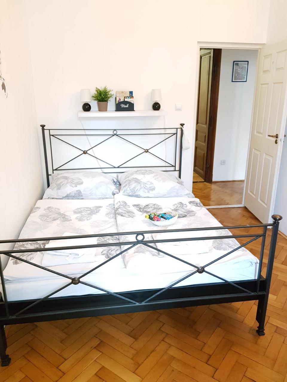 Varkeruelet Apartman Sopron Buitenkant foto