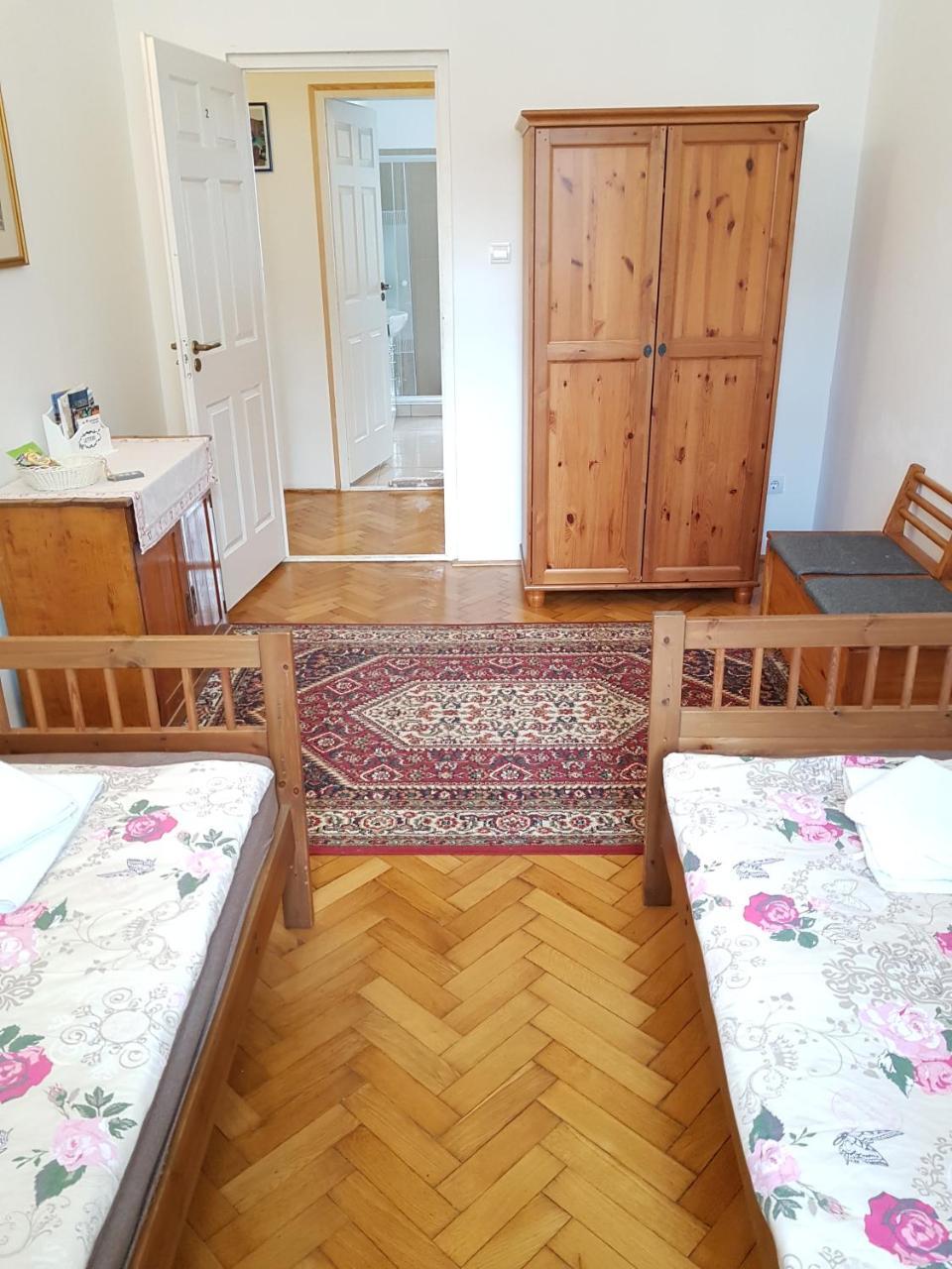 Varkeruelet Apartman Sopron Buitenkant foto
